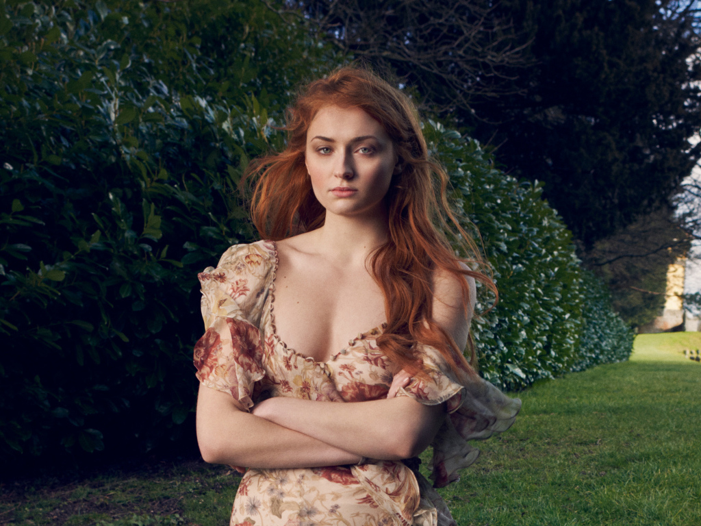 Рыжеволосая актриса Софи Тёрнер в парке