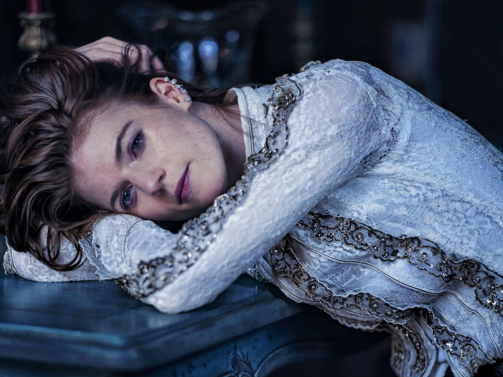 Грустная девушка, актриса Роуз Лесли