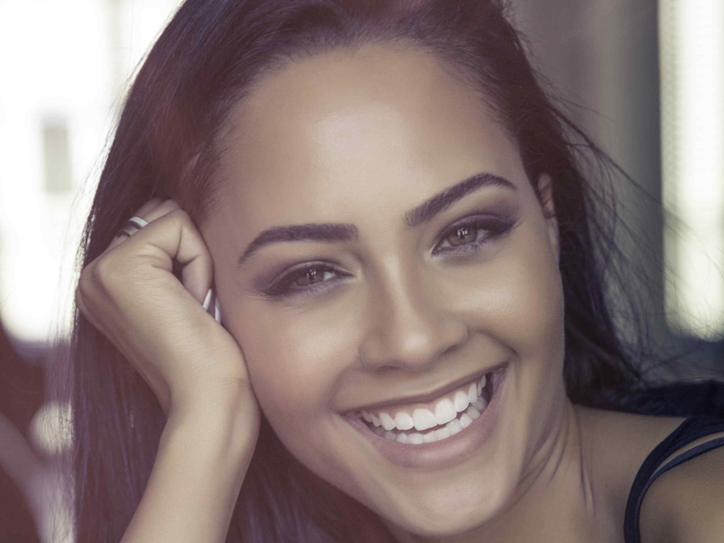 Улыбающаяся американская актриса Тристин Мэйс