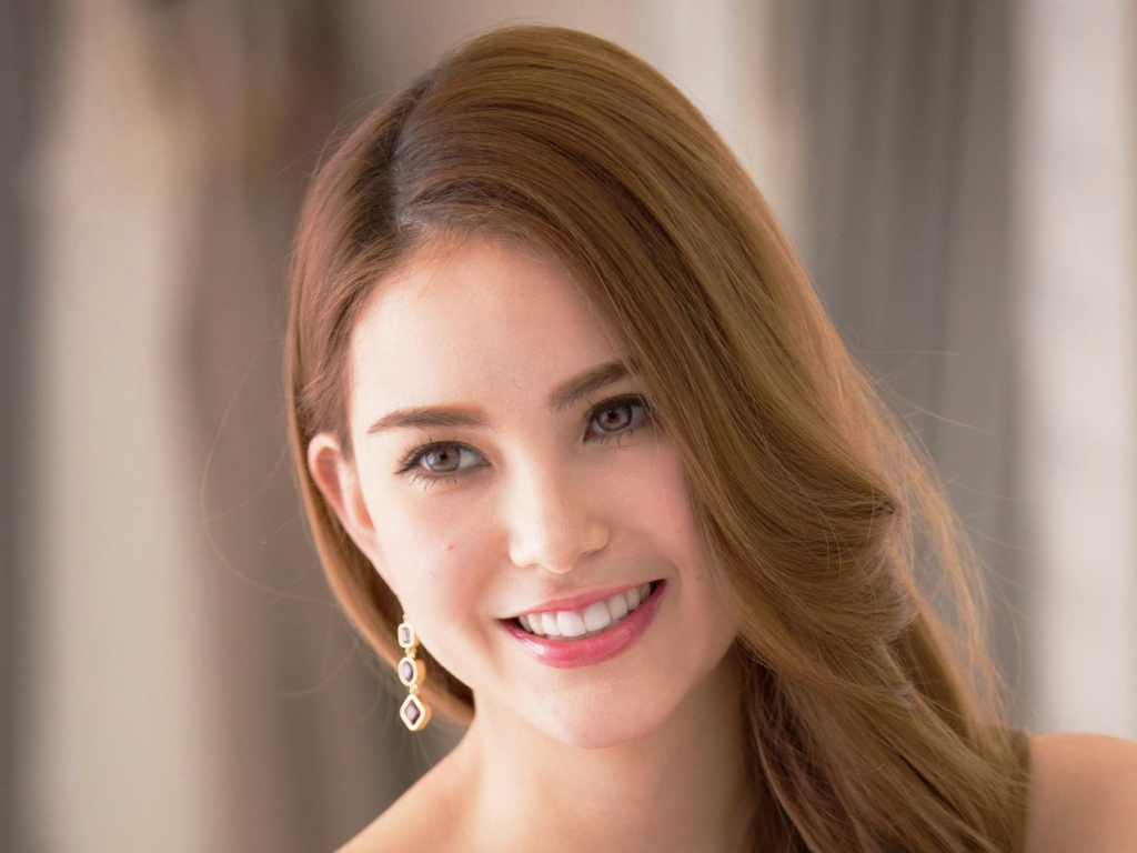 Улыбающаяся актриса Ханна Куинливан