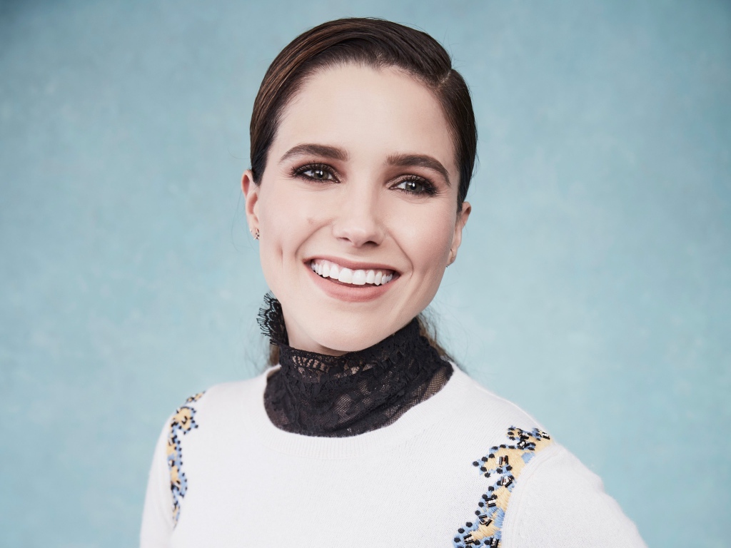 Улыбающаяся девушка актриса София Буш