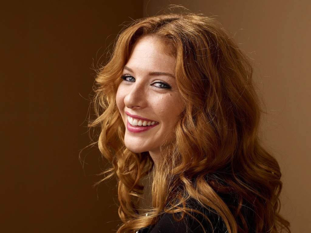 Улыбающаяся рыжеволосая девушка Рейчел Лефевр