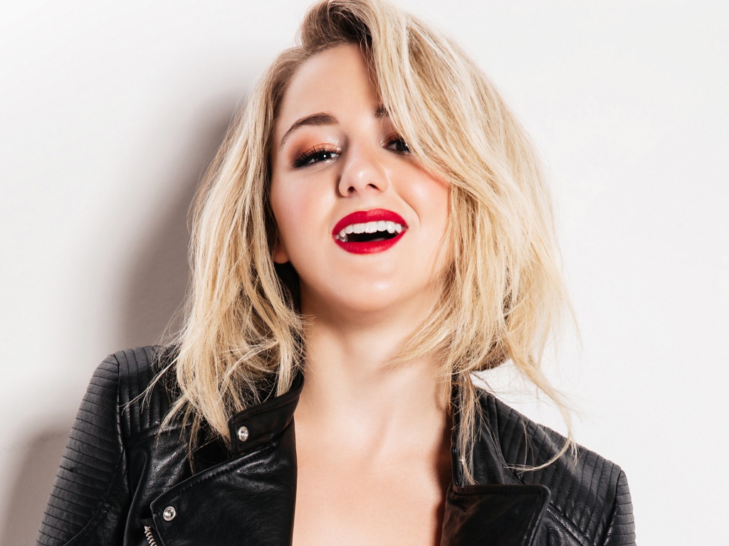 Улыбающаяся молодая девушка, актриса, танцор Хлоя Люказиак