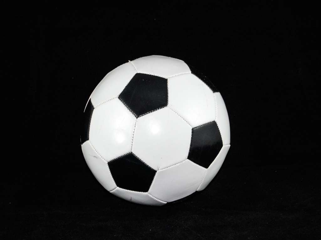 Футбольный мяч на черном фоне
