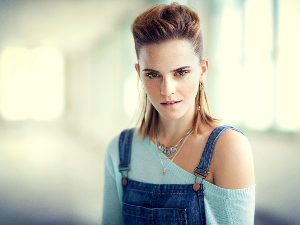 Стильная актриса Эмма Уотсон с джинсовом комбинезоне