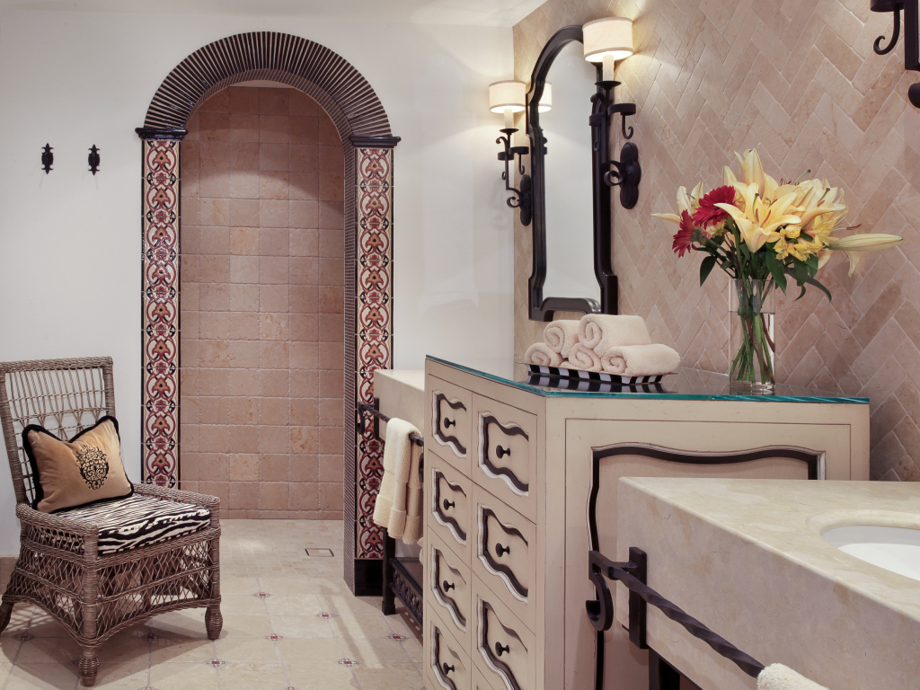 Стильная ванная комната с большим зеркалом и стулом