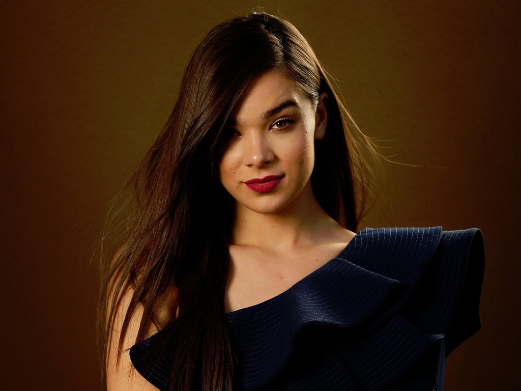 Стильная молодая актриса Хейли Стейнфилд в черном платье