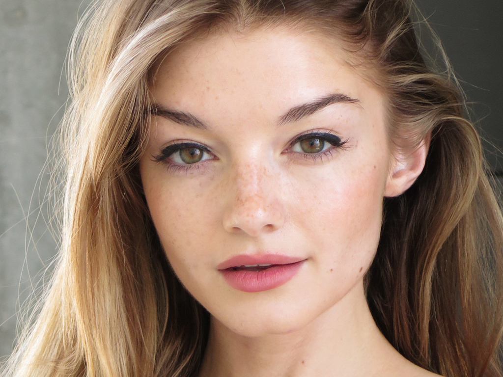 Молодая актриса Моника Олландер