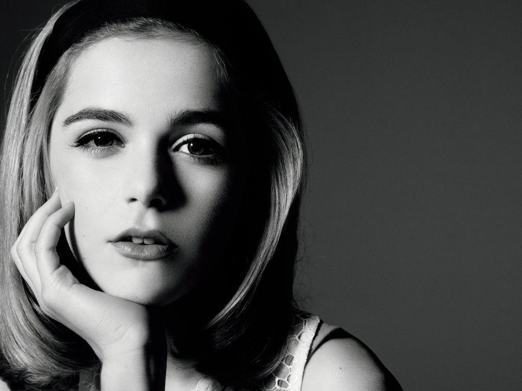Молодая блондинка актриса Кирнан Шипка, черно-белое фоне 