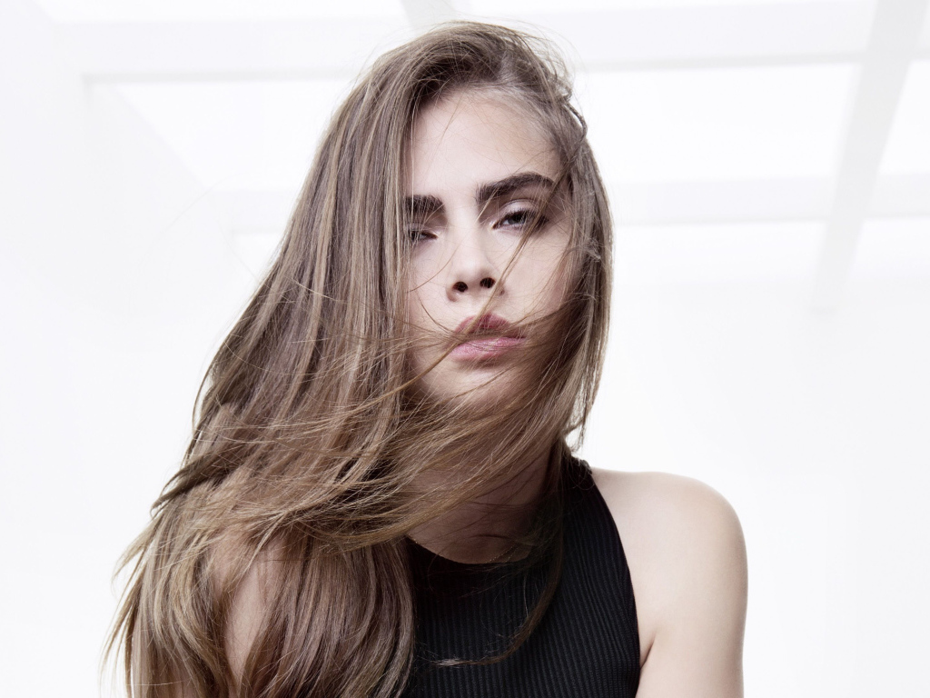 Молодая популярная актриса Кара Делевинь с распущенными волосами
