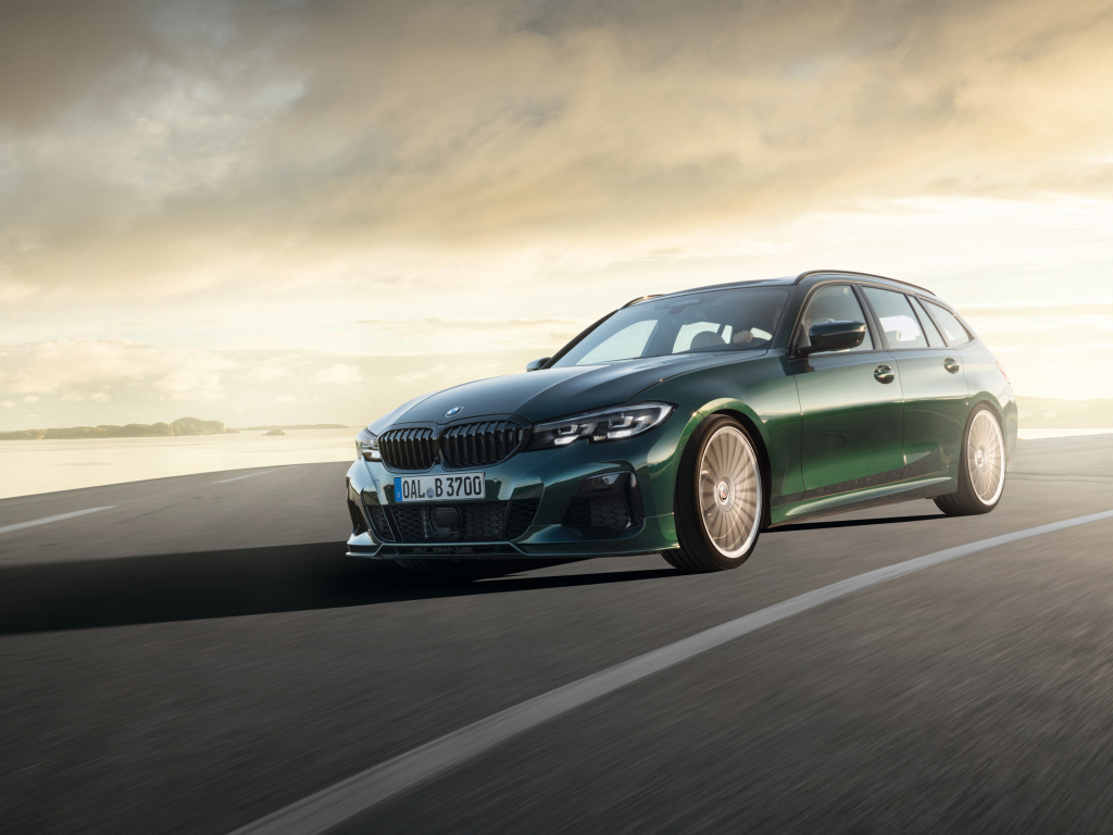 Зеленый автомобиль Alpina B3 Touring 2019 года на дороге