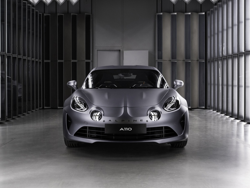 Новый серебристый автомобиль Alpine A110S, 2019 года в гараже