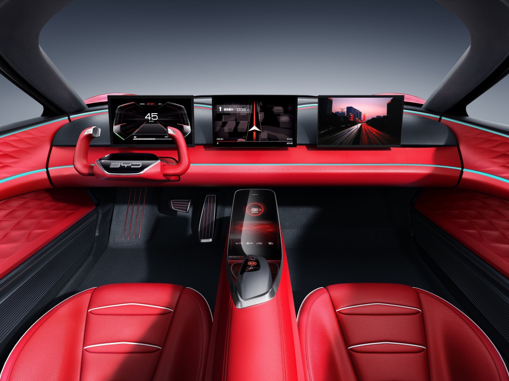 Красный кожаный салон автомобиля BYD E-SEED GT,  2019