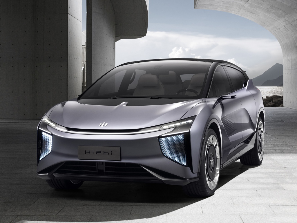 Серебристый автомобиль HiPhi 1 2020 года