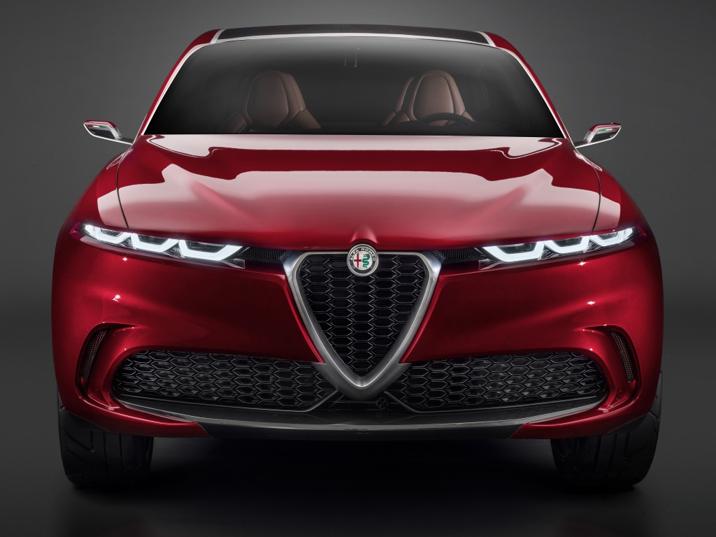 Красный автомобиль Alfa Romeo Tonale Concept,  2019 года вид спереди на сером фоне
