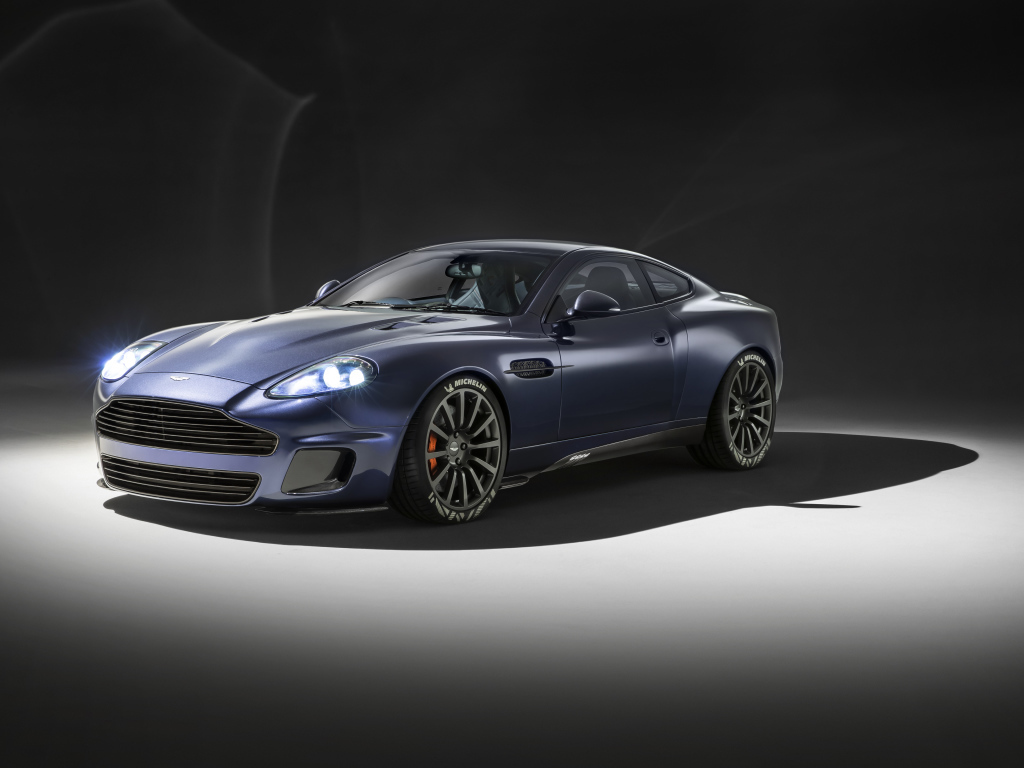 Автомобиль Aston Martin Vanquish 25 Callum 2019 года с включенными фарами
