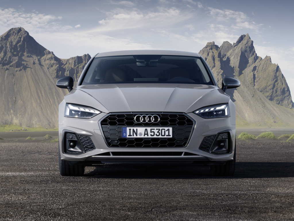 Серебристый Audi A5 Sportback 40 TFSI S Line 2019 года на фоне гор