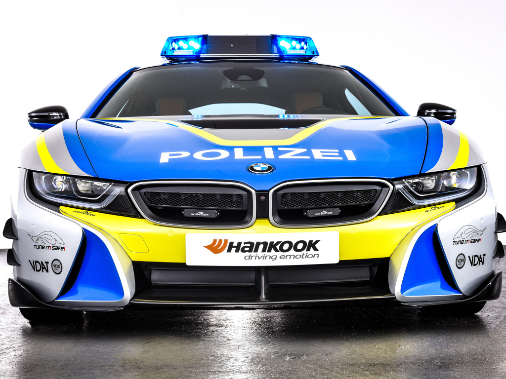 Автомобиль BMW I8, 2019 года вид спереди