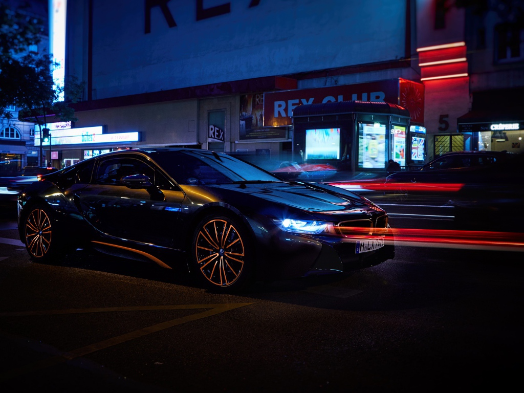 Черный стильный автомобиль BMW I8 2019 года на улице города