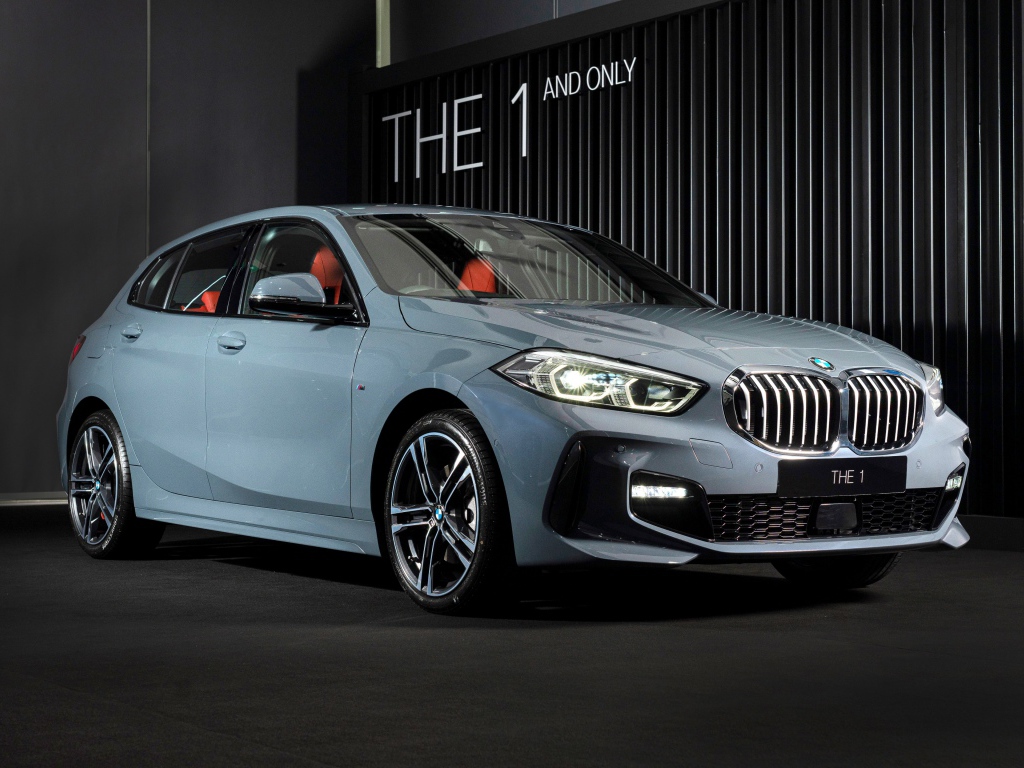 Серебристый автомобиль BMW 118i M Sport 2019 года