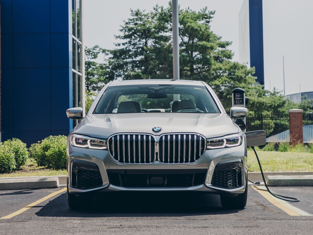 Автомобиль  BMW 745e XDrive M Sport, 2020 года на заправке