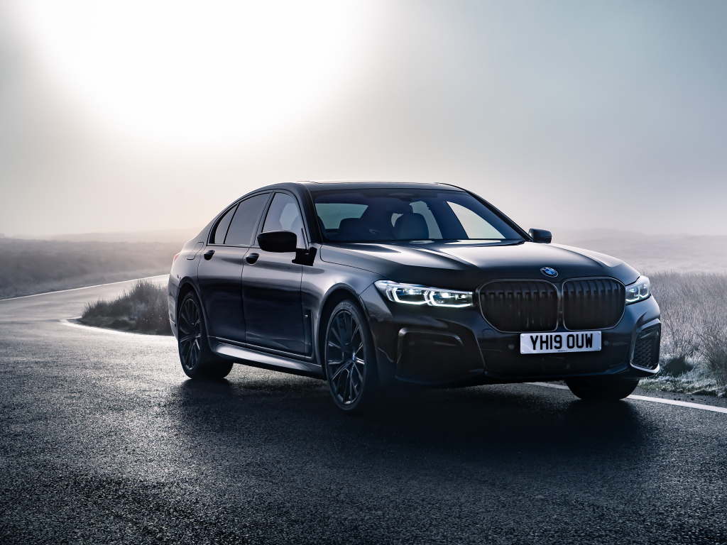 Черный автомобиль BMW 750i xDrive M Sport 2019 года на дороге 