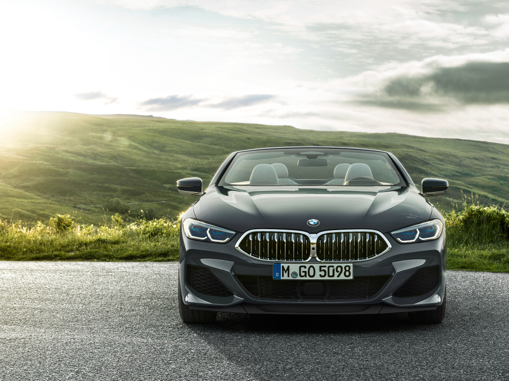 Черный автомобиль BMW M850i, 2018 года в лучах солнца