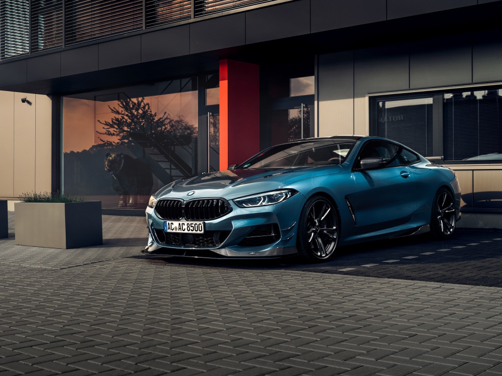 Автомобиль BMW I8 AC Schnitzer ACS8 стоит у дома