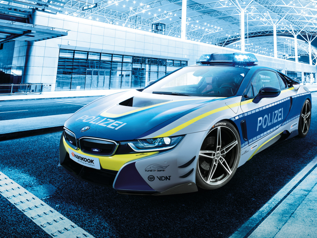 Полицейский автомобиль BMW I8, 2019 на дороге