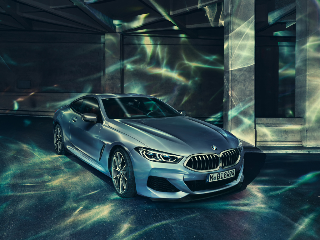 Серебристый автомобиль BMW 8 Series 2019 года 