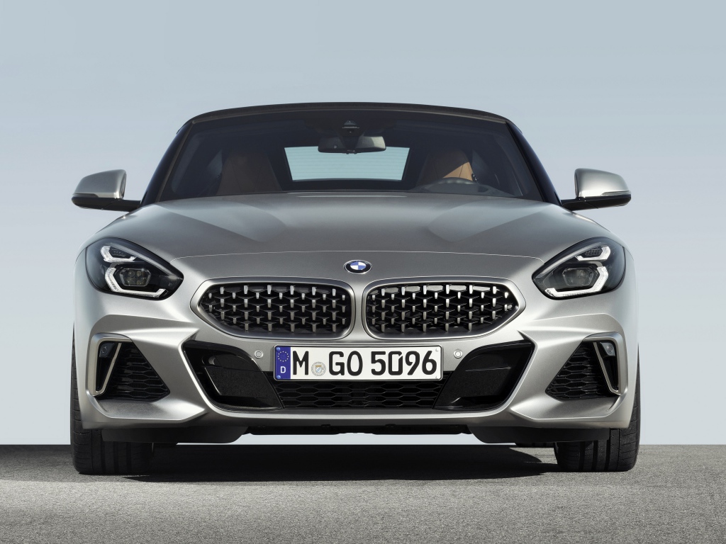 Серебристый автомобиль BMW Z4 вид спереди