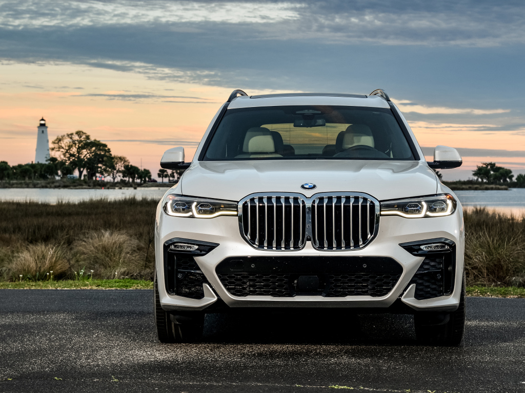 Белый внедорожник BMW X7 XDrive50i M Sport, 2020 года на фоне неба