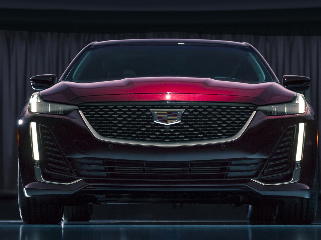 Автомобиль Cadillac CT5, 2020 года вид спереди