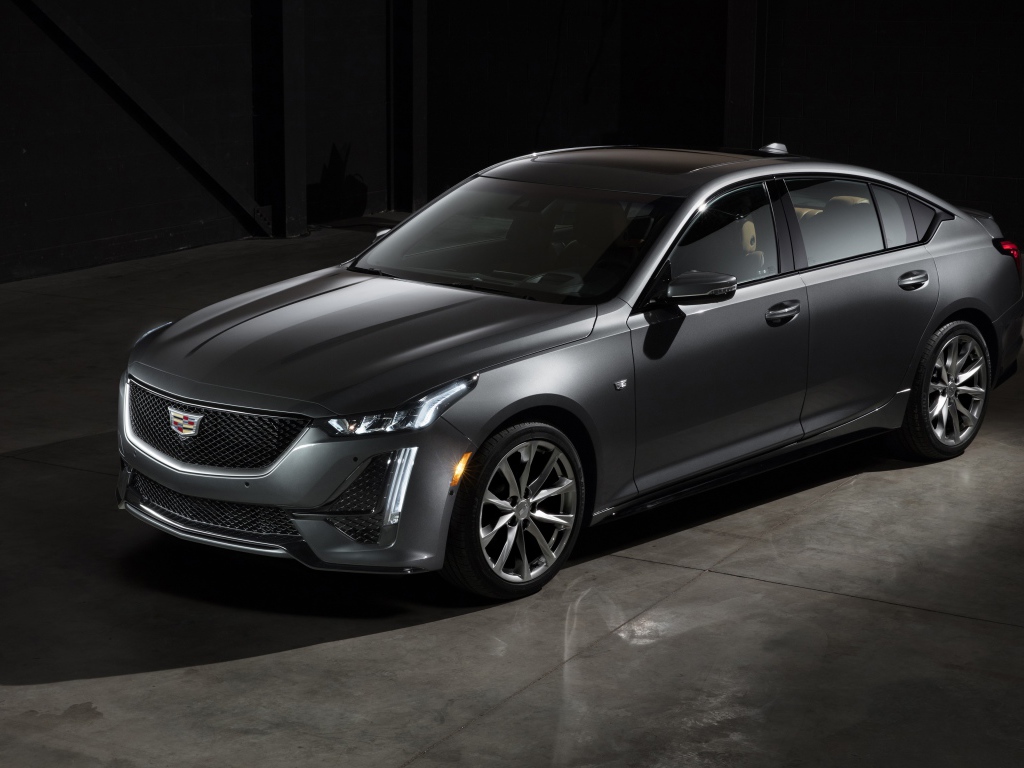 Серебристый автомобиль  Cadillac CT5 Sport, 2020 года 
