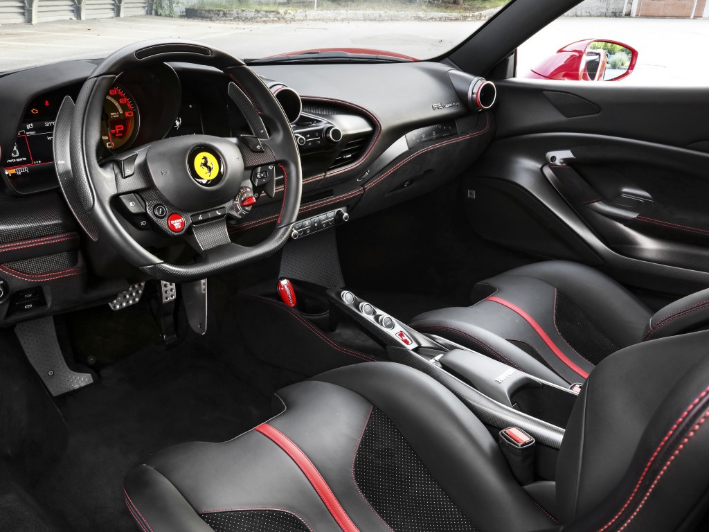 Черный кожаный салон автомобиля Ferrari F8 Tributo 2019 года