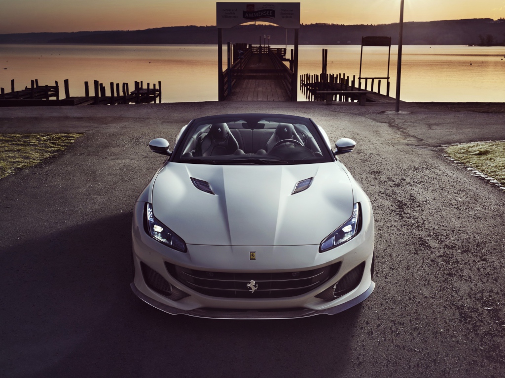 Быстрый автомобиль  Ferrari Portofino 2019 года вид спереди