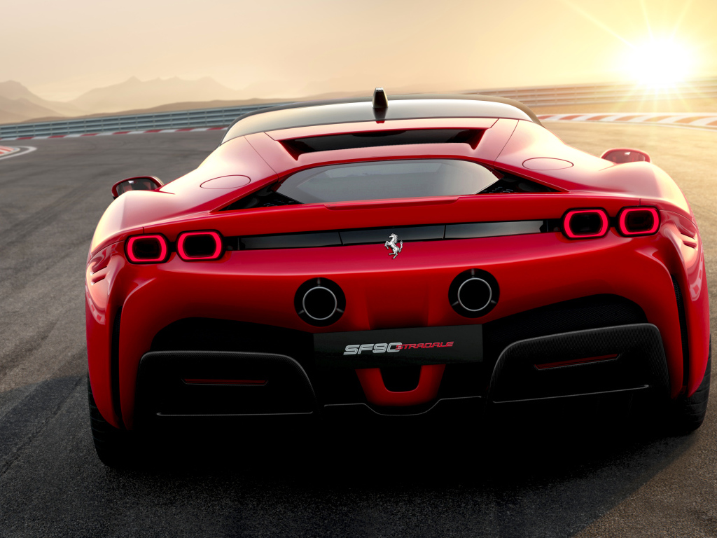 Красный Ferrari SF90 Stradale, 2019 года вид сзади