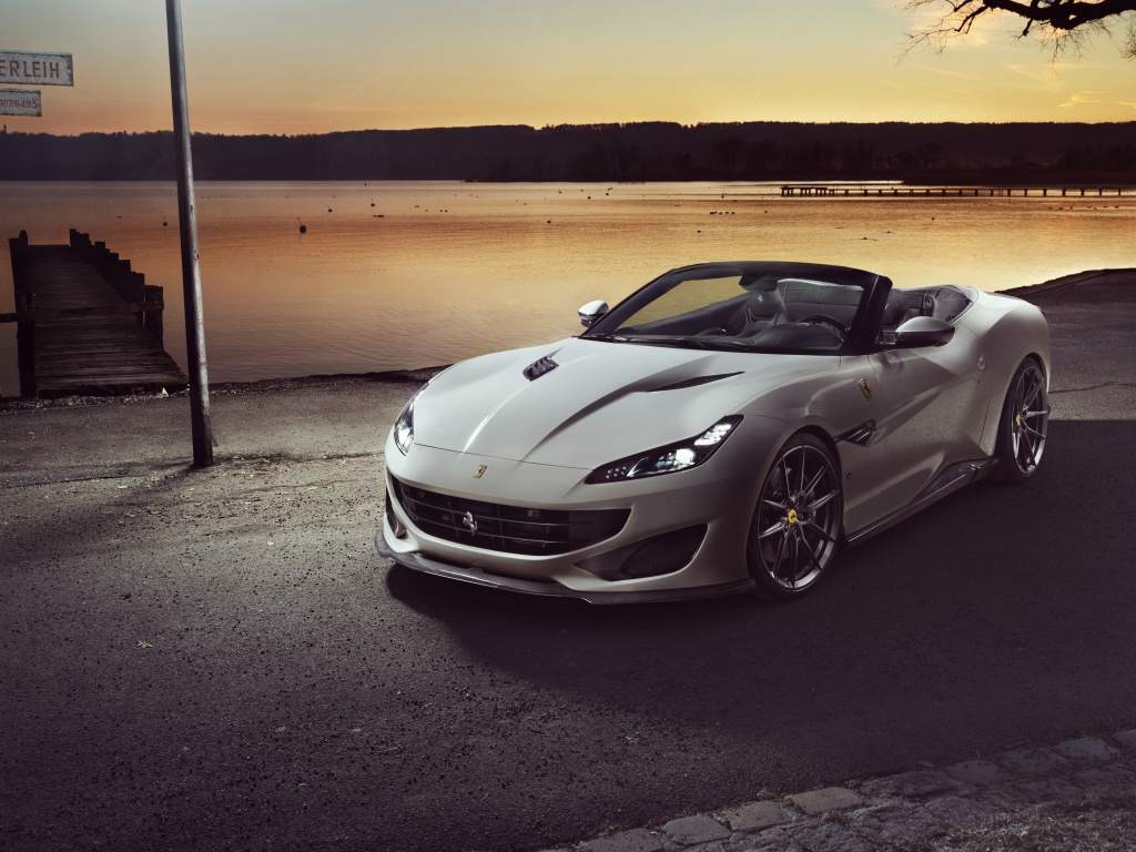 Серебристый кабриолет Ferrari Portofino 2019 года у воды