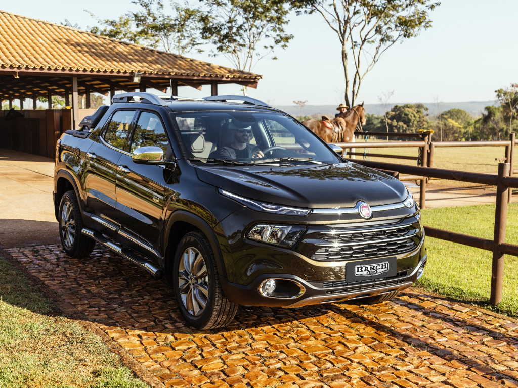 Черный пикап Fiat Toro Ranch, 2018 года на ферме