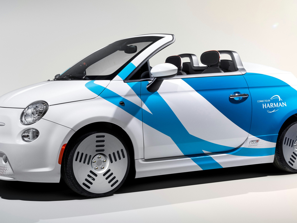 Минивен Fiat 500e,  2019 года на сером фоне