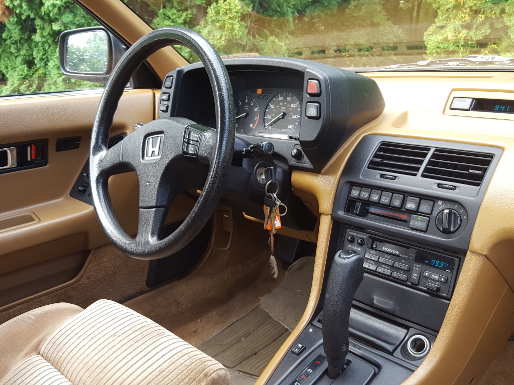 Коричневый салон автомобиля Honda Prelude 