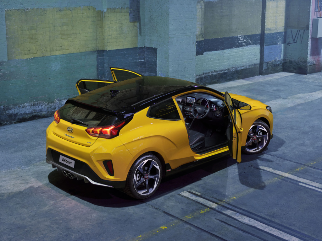 Желтый автомобиль Hyundai Veloster Turbo 2019 года с открытыми дверями