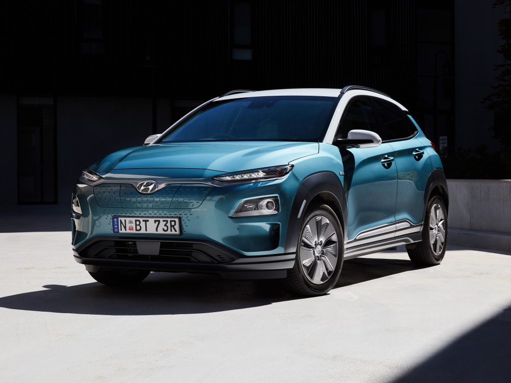 Синий электромобиль Hyundai Kona 2019 года