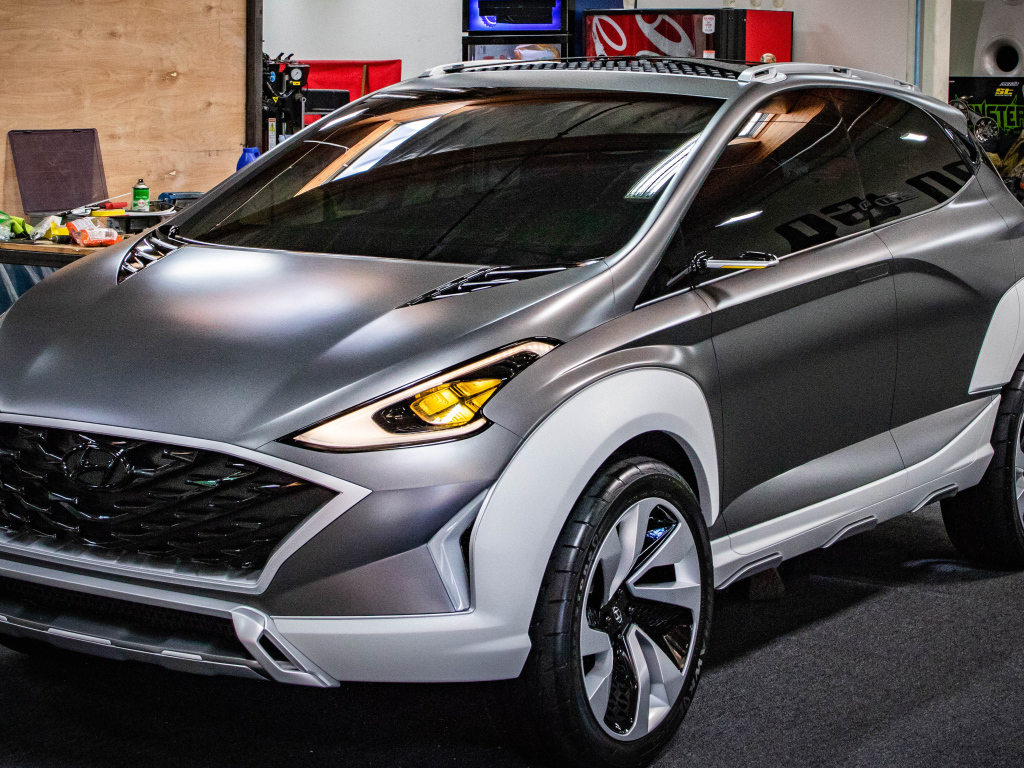 Серебристый мини автомобиль Hyundai SAGA EV