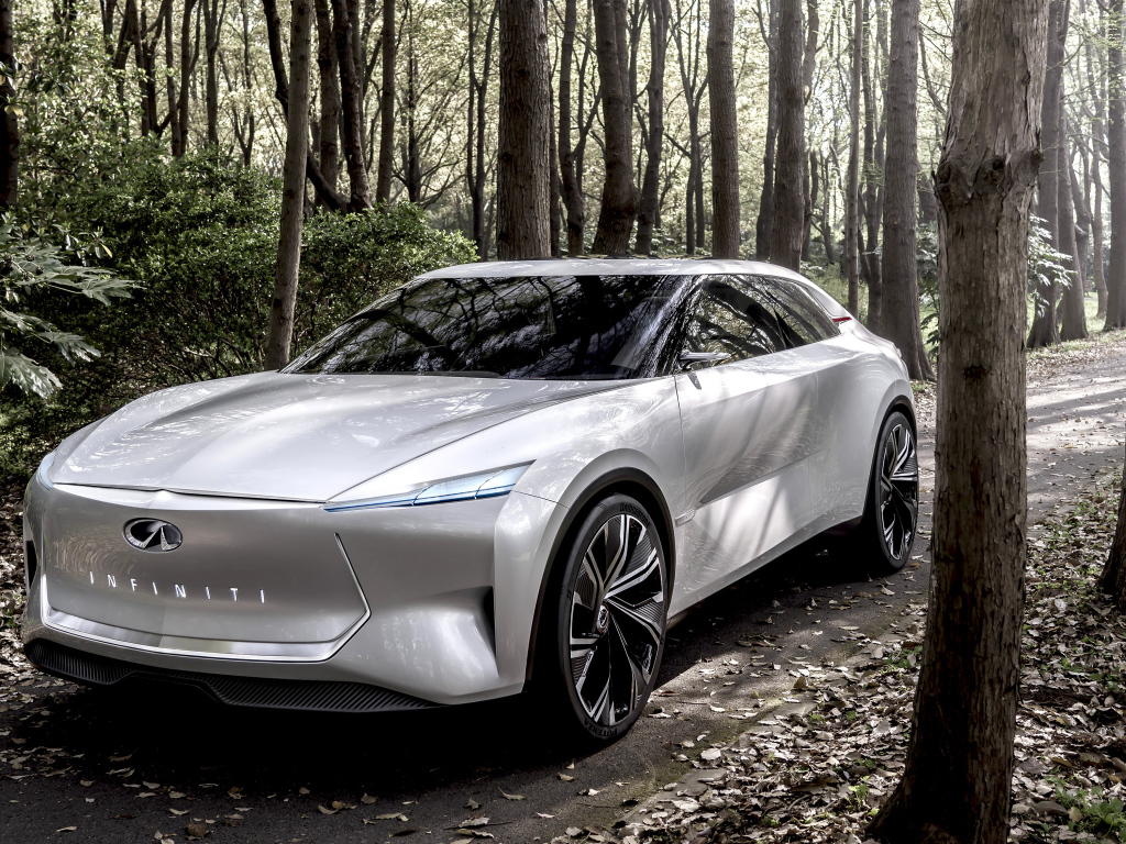 Серебристый автомобиль Infiniti Qs Inspiration 2019 года в лесу