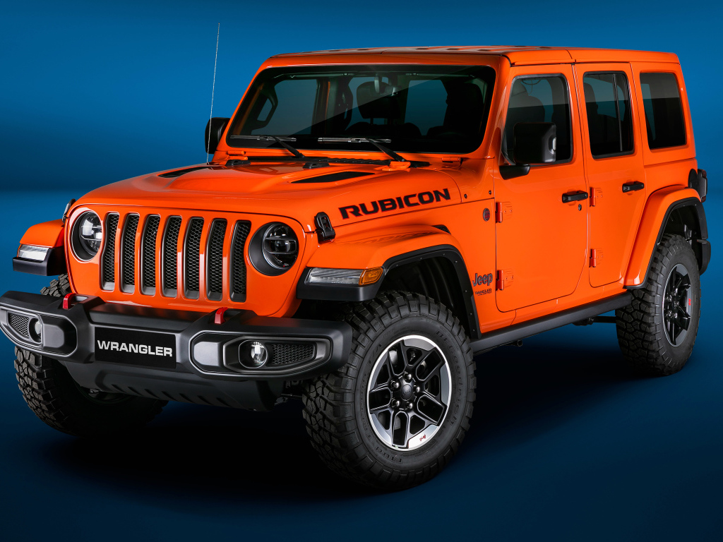 Оранжевый Jeep Wrangler Unlimited Rubicon 2018 года на синем фоне