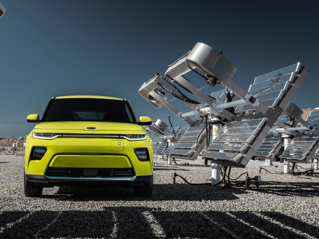 Автомобиль Kia Soul EV, 2020 года у солнечных батарей