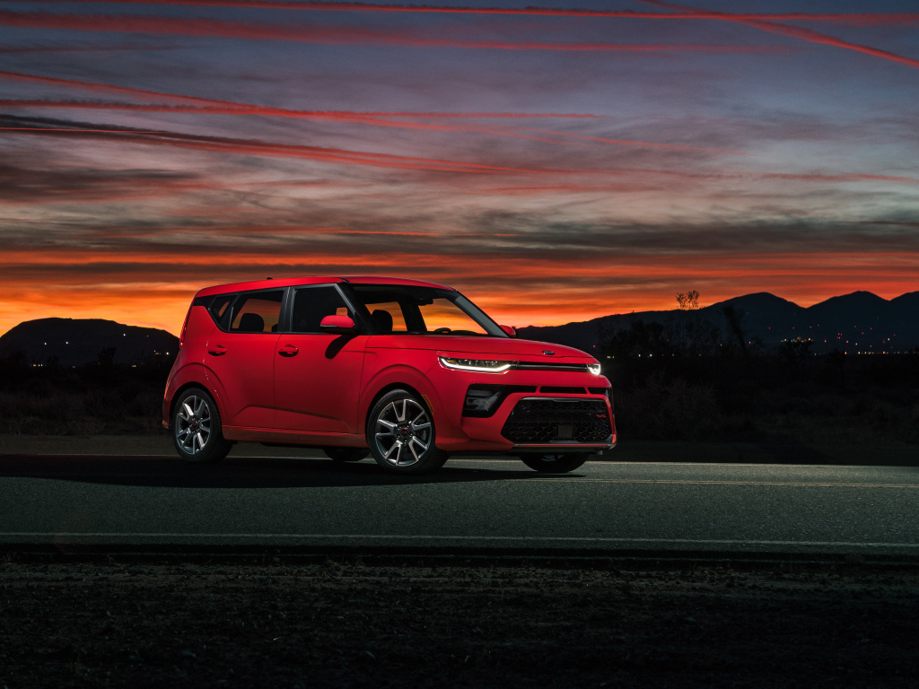 Красный автомобиль Kia Soul GT-Line, 2020 года на фоне ночного неба