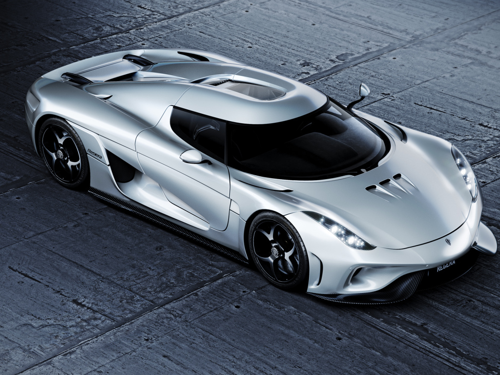 Серебристый автомобиль Koenigsegg Regera CGI 