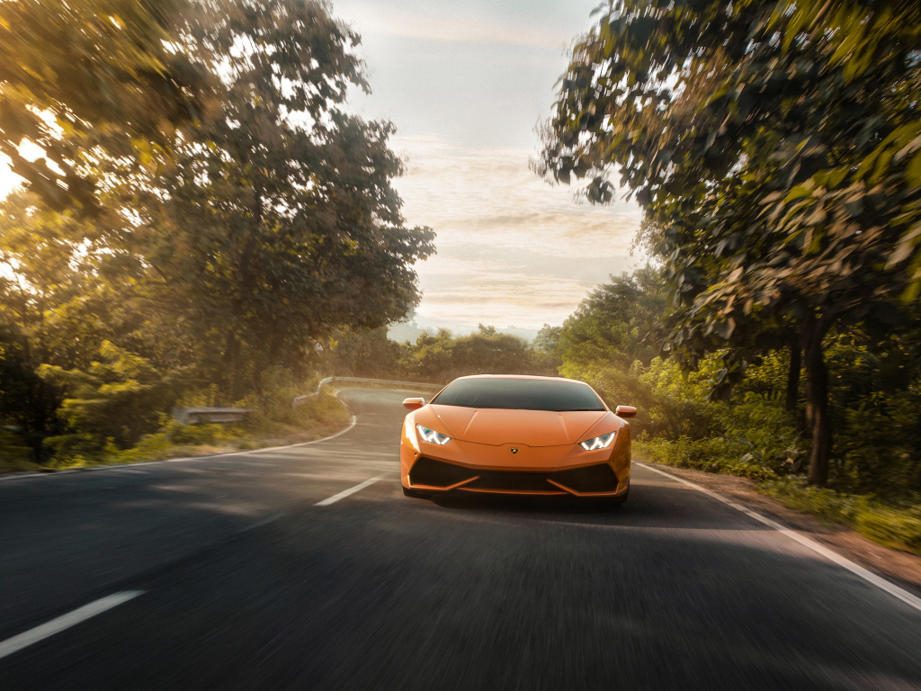 Спортивный автомобиль Lamborghini Huracan 2019 года на трассе